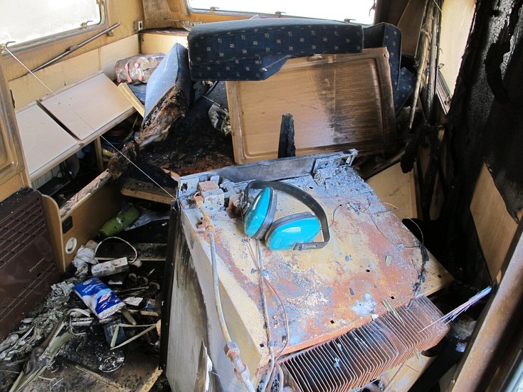 Listening Project - Set Design - Wohnwagen - ausgebrannt