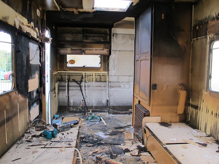 Listening Project - Set Design - Wohnwagen - ausgebrannt