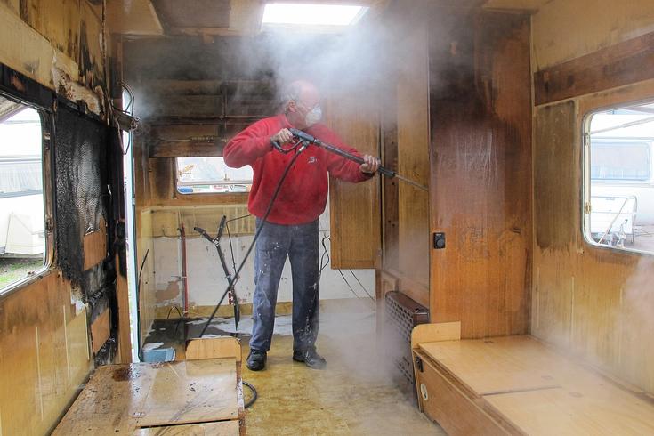 Listening Project - Set Design - Wohnwagen - Reinigung